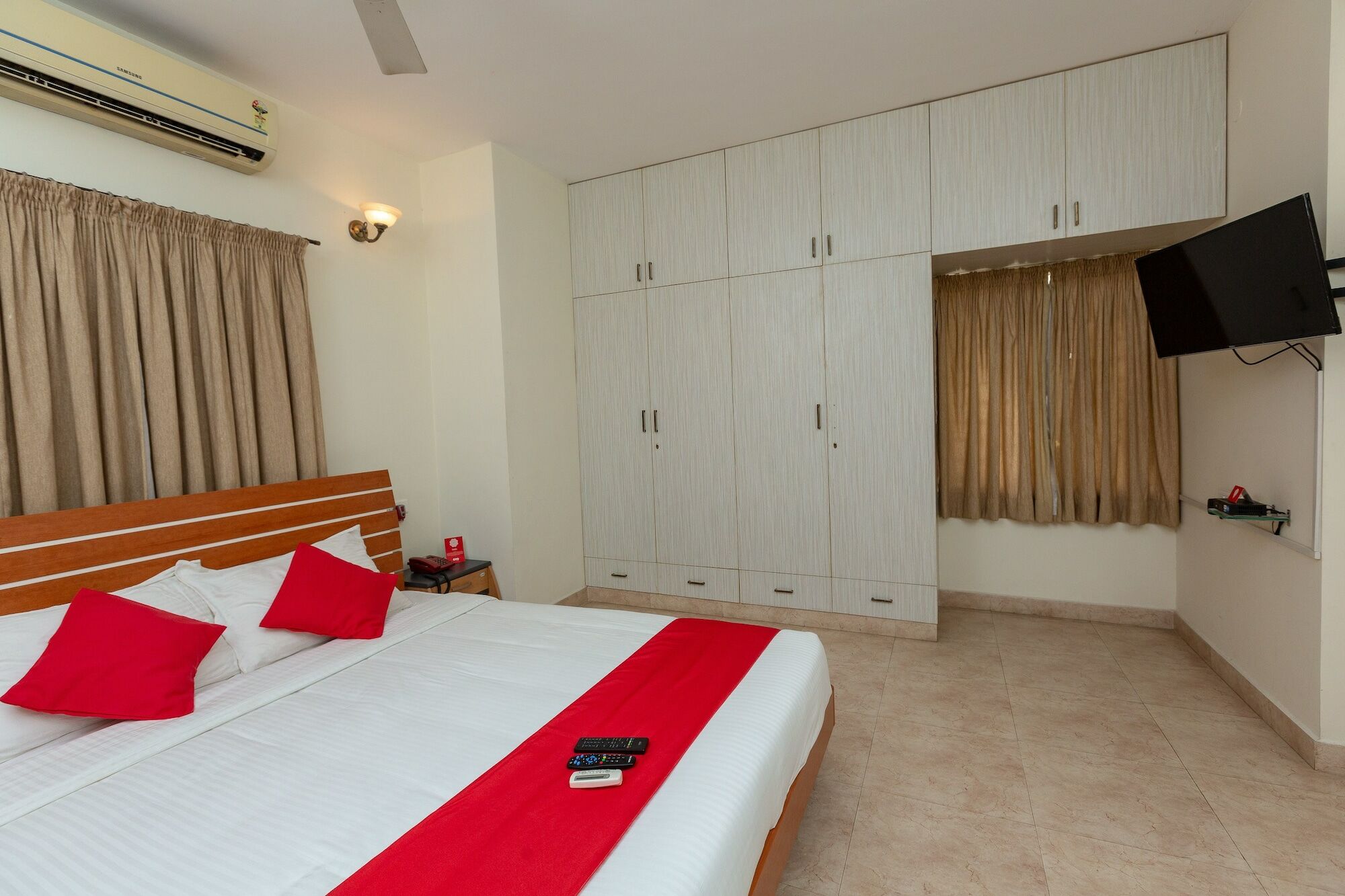Oyo 23202 Cute Orange Service Apartments Madras Buitenkant foto